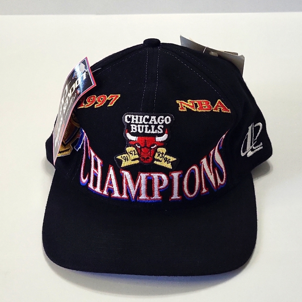 NWT Chicago Bulls Logo Athletic 1997 NBA Champions Snapback Baseball Hat.
